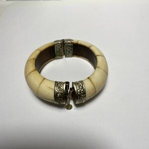 Hinged bracelet